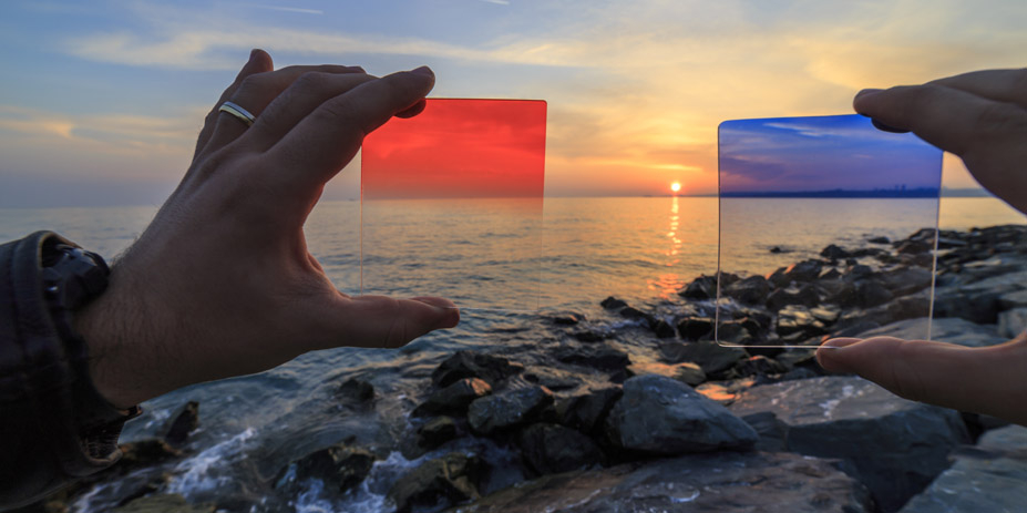 Tengerparti tájban a horizont elé tartott vörös és kék színátmenetes effekt szűrőkkel jól érzékeltethető a látványban létrejött erős hangulatbeli különbség. 